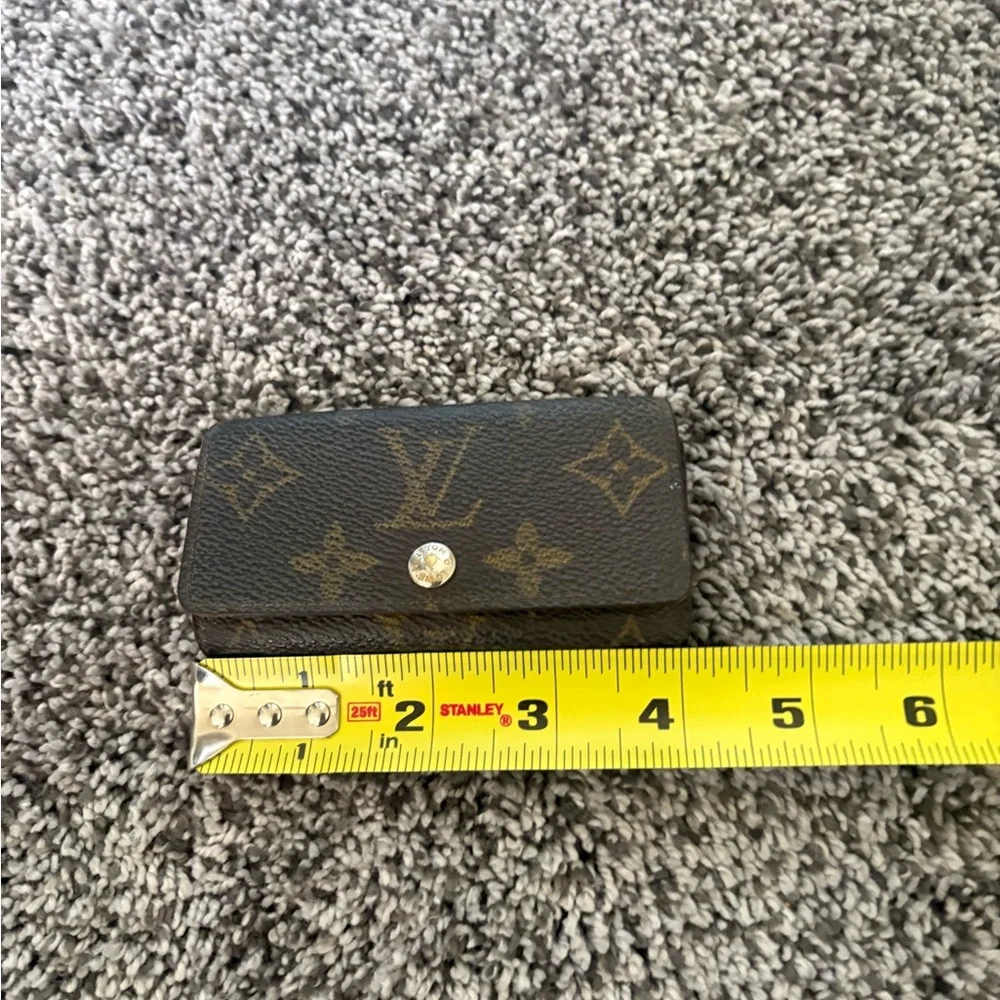 Louis Vuitton Vintage Monogram Four Key Holder - Picture 4 of 11